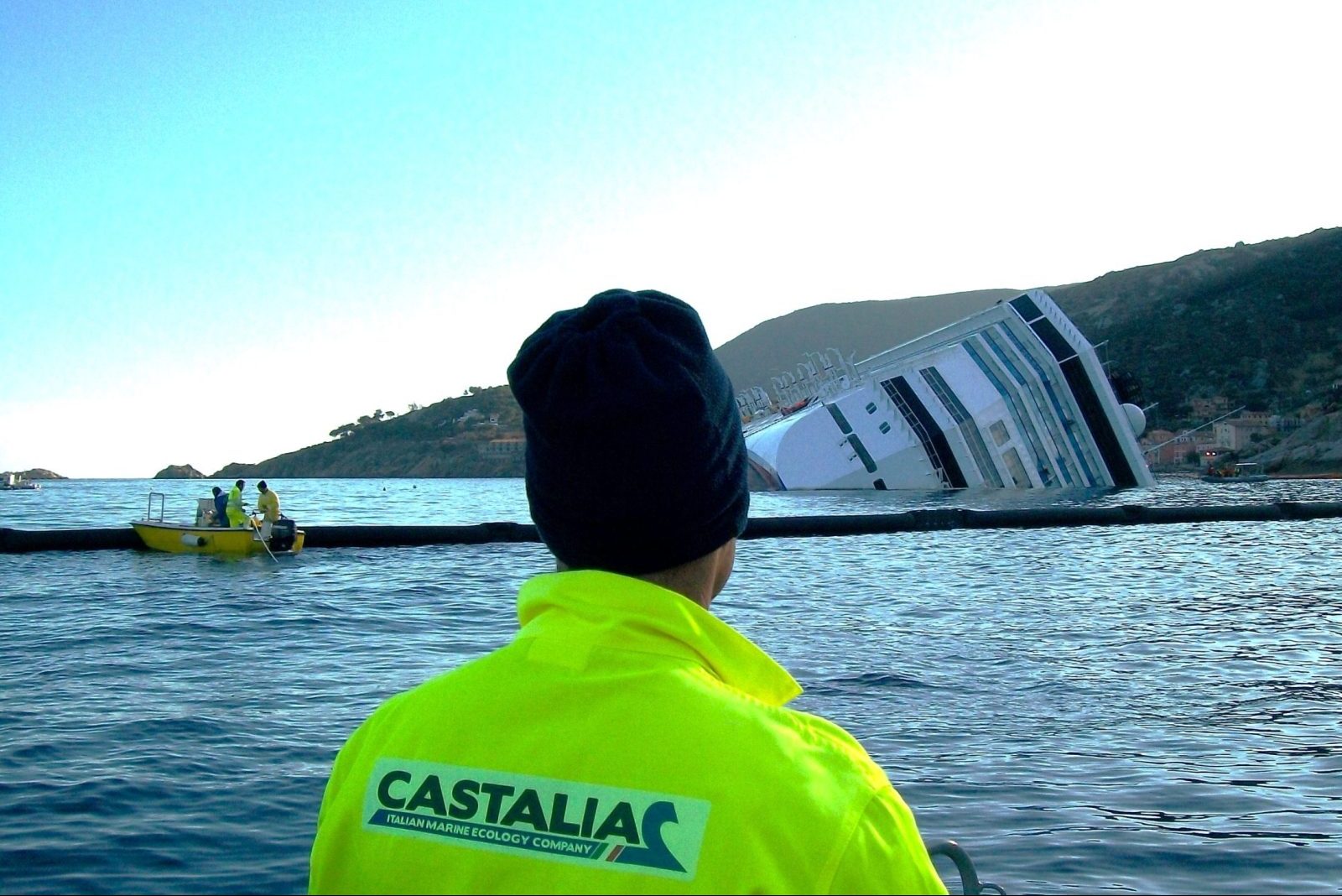 Costa Concordia: dieci anni fa, Castalia fu tra gli attori che evitò un disastro ambientale di proporzioni immani su una delle coste più preziose del Mediterraneo.